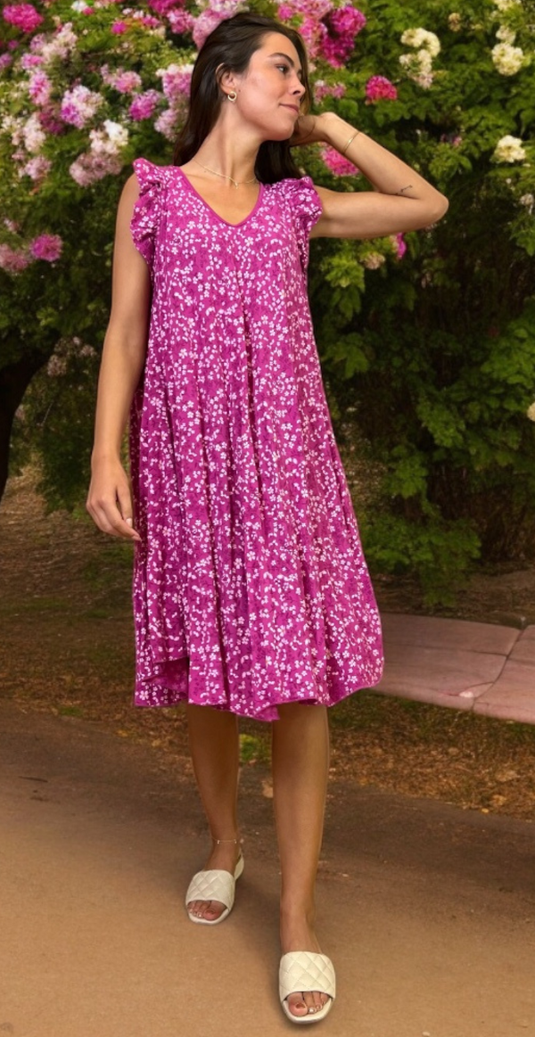 Kort Eliza kjole med blomsterprint og flæseærmer magenta