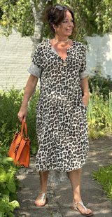 Ibi kjole med leopardprint og træknap beige 