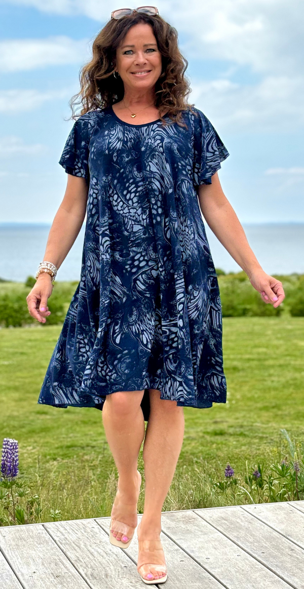 June s-formet kjole med mønster navy likelondon