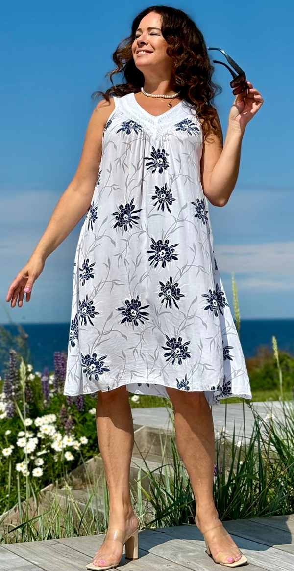 Steffie kjole med blomstermønster og brede stropper hvid
