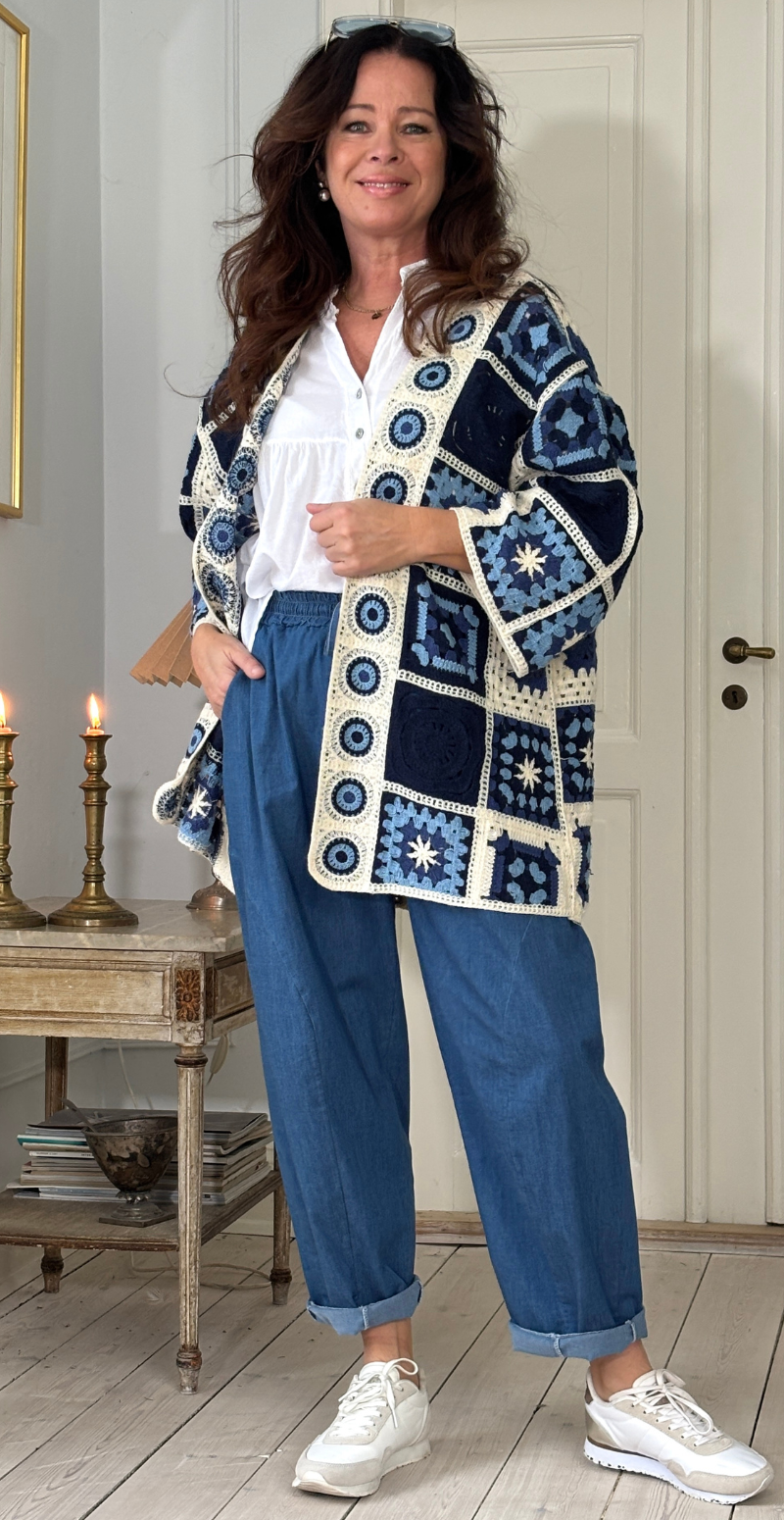 Forudbestilling uge 9 Ludmilla mellemlang cardigan med hæklet mønster blå LikeLondon