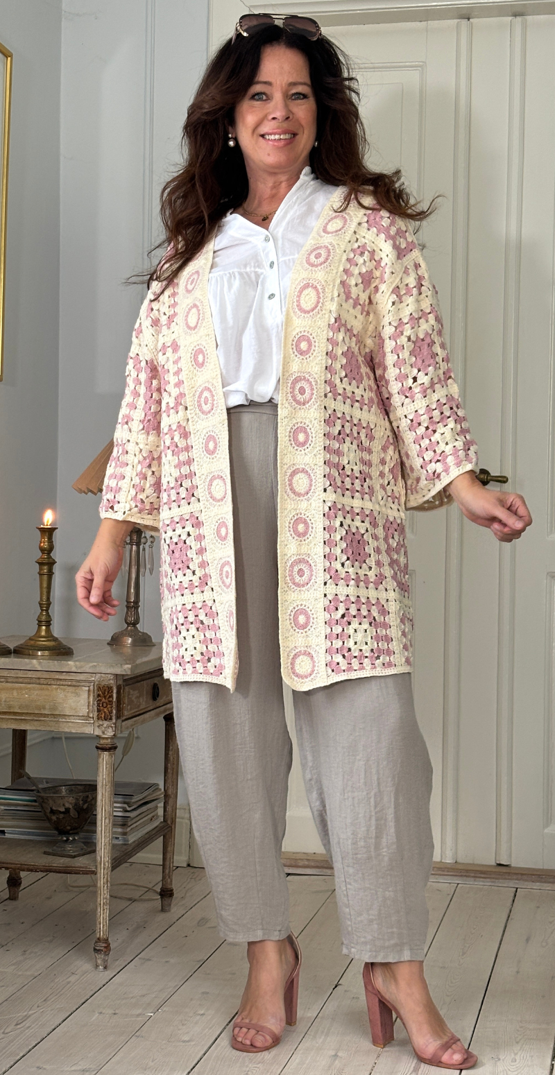 Mio mellemlang cardigan med hæklet firkanter rosa LikeLondon