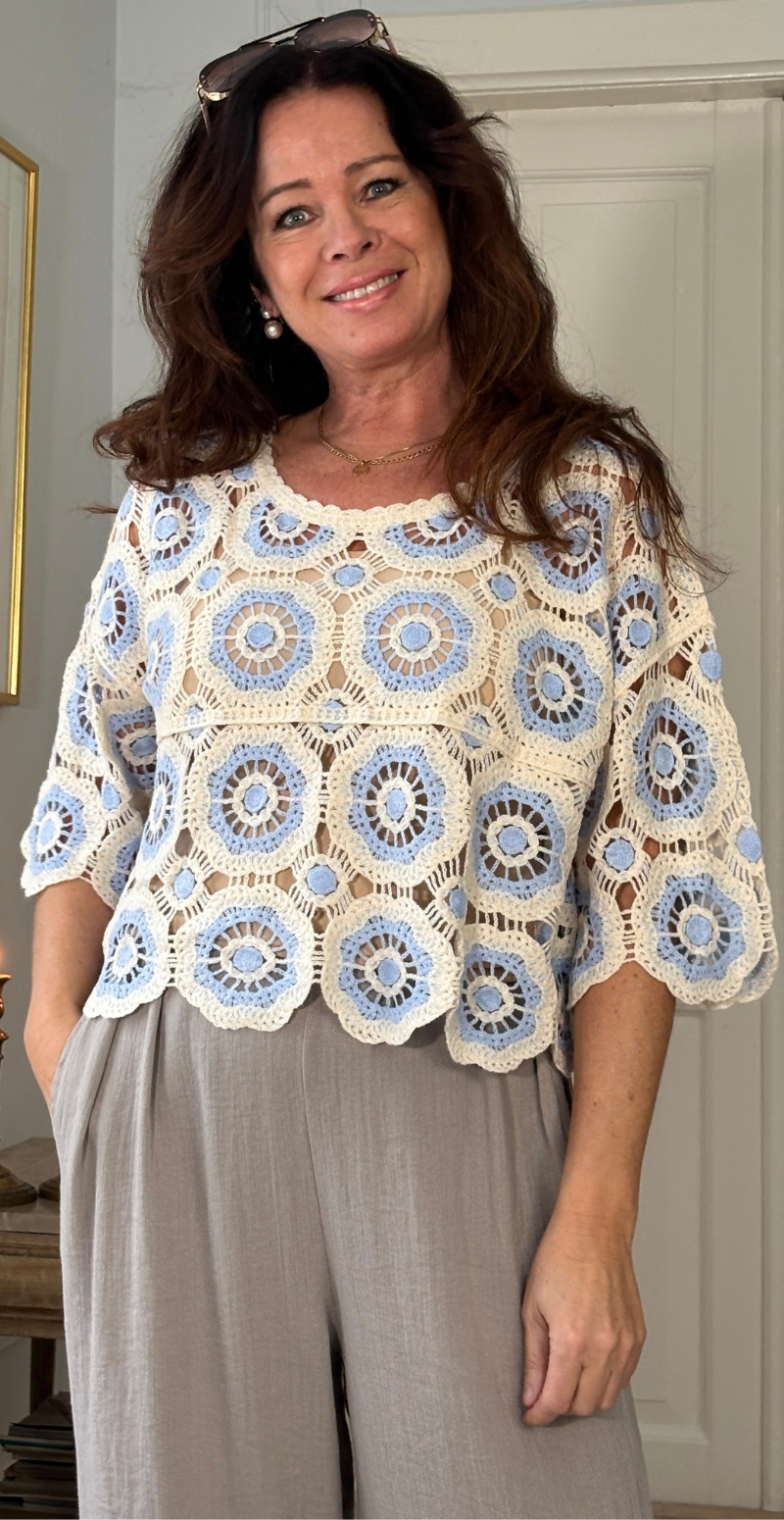 Edina kort hæklet bluse med mønster lysblå LikeLondon