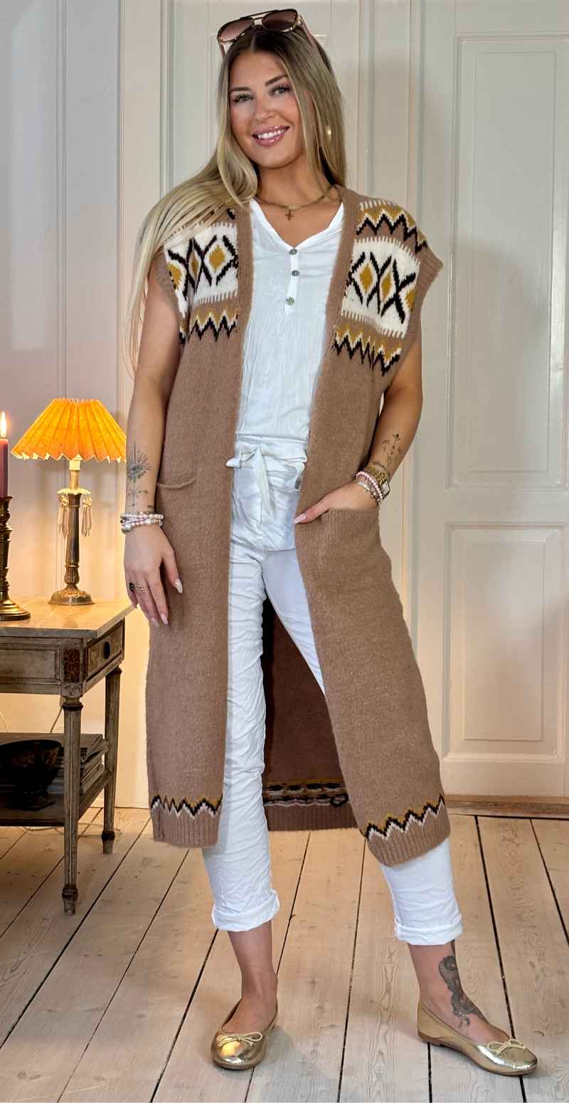 Fjola ærmeløs uldcardigan med mønster camel LikeLondon