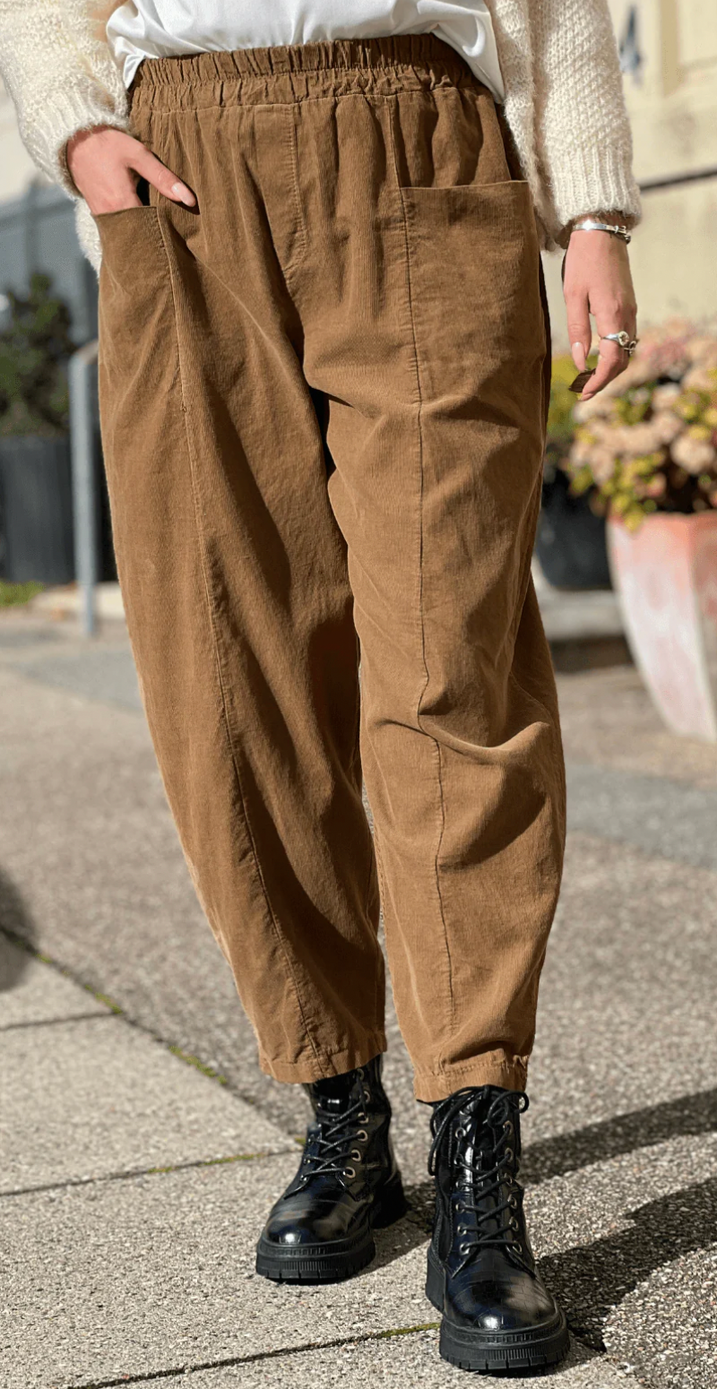 Nella fløjlsbukser med lommer foran og elastik i taljen camel LikeLondon