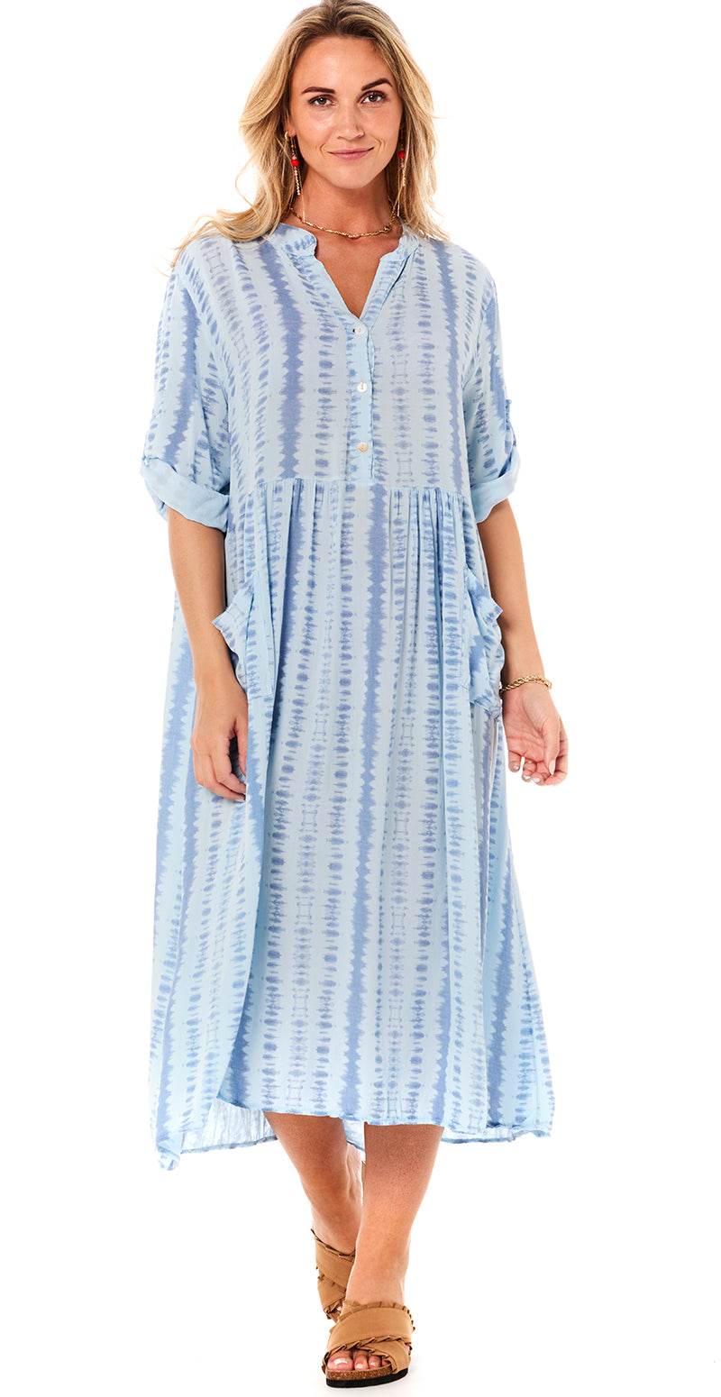 Ester kjole med tie-dye print lysblå Likelondon