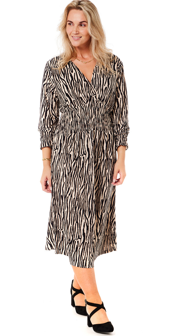 Kjole med smock detaljer zebraprint Likelondon