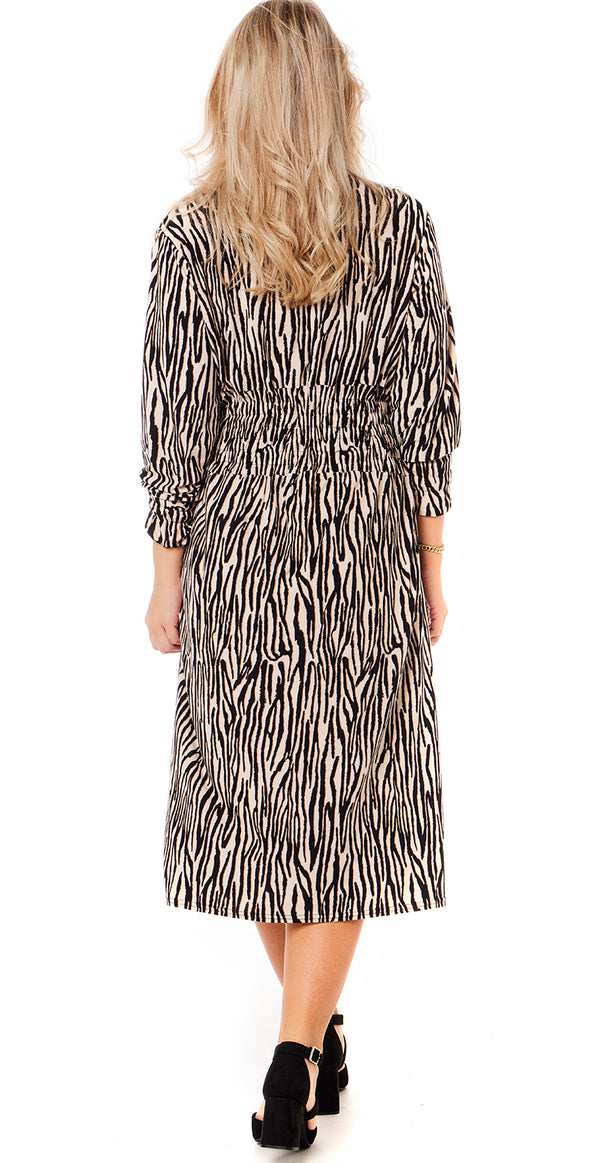 Kjole med smock detaljer zebraprint Likelondon