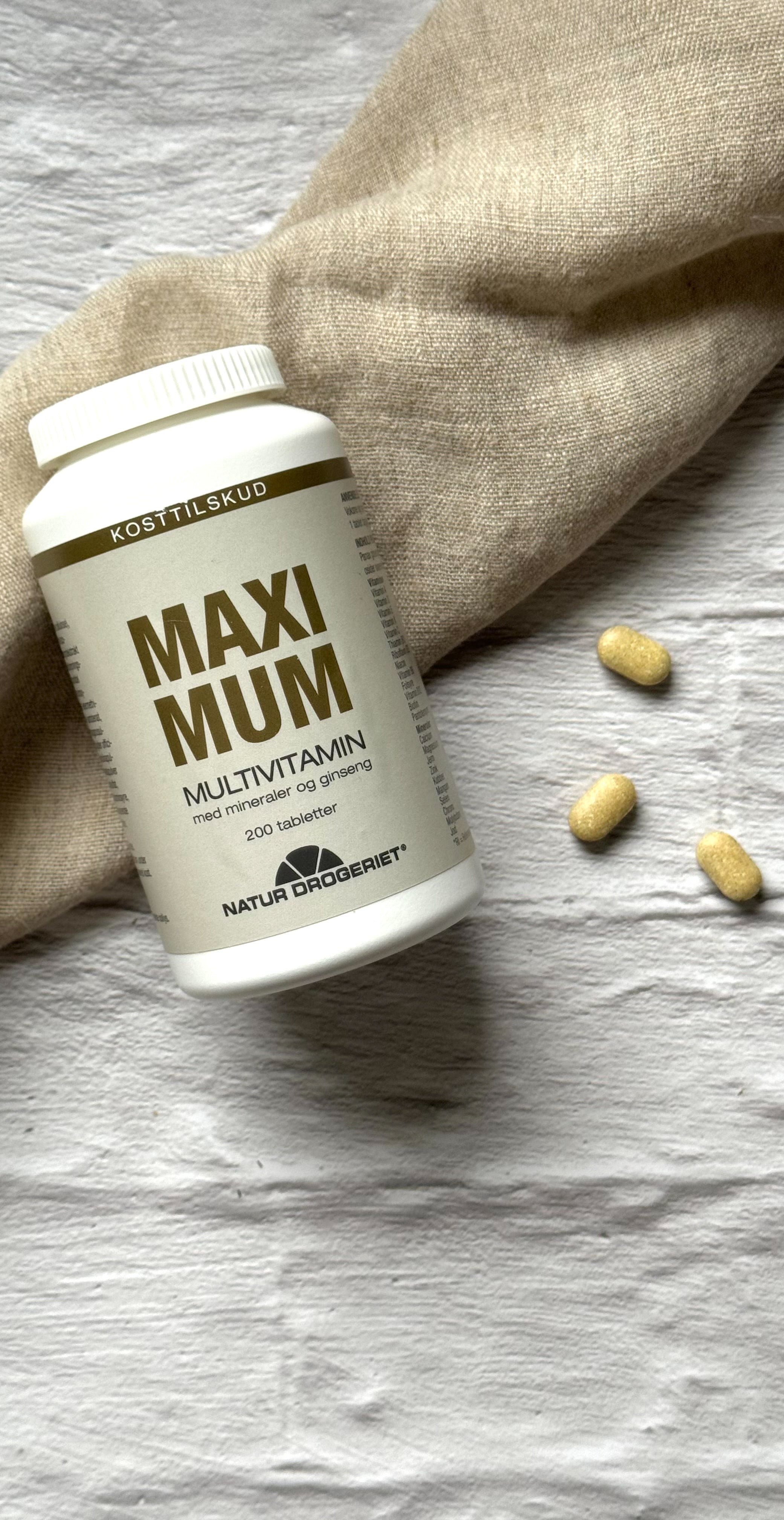 Naturdrogeriet Maximum m/ginseng 200 stk. 
Natur-Drogeriets bud på en daglig vitaminpille hedder Maximum.
Du får her hele 13 vitaminer, 10 mineraler og ginseng.
Anvendelse: 1 tablet dagligt i forbindelse med et måltid. Opbevares ved stuetemperatur, tørt og ikke i direkte sollys.
