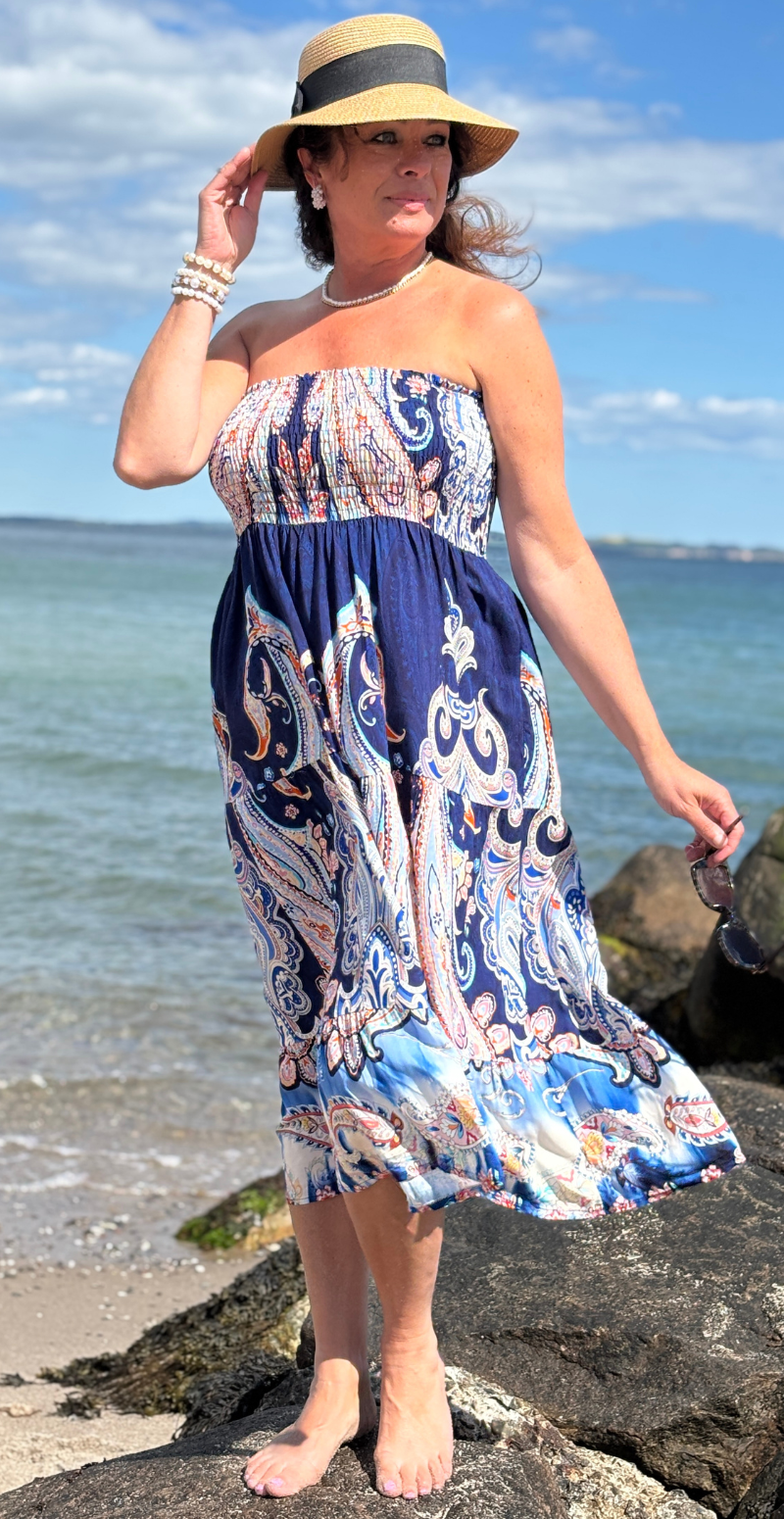 Thora stropløs kjole fra likelondon med paisley print og smock navy