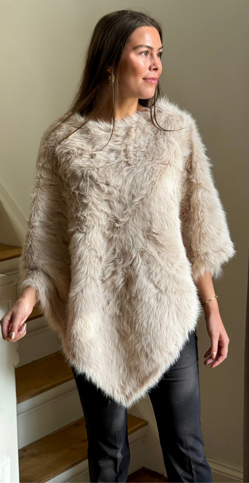 Faux fur poncho creme