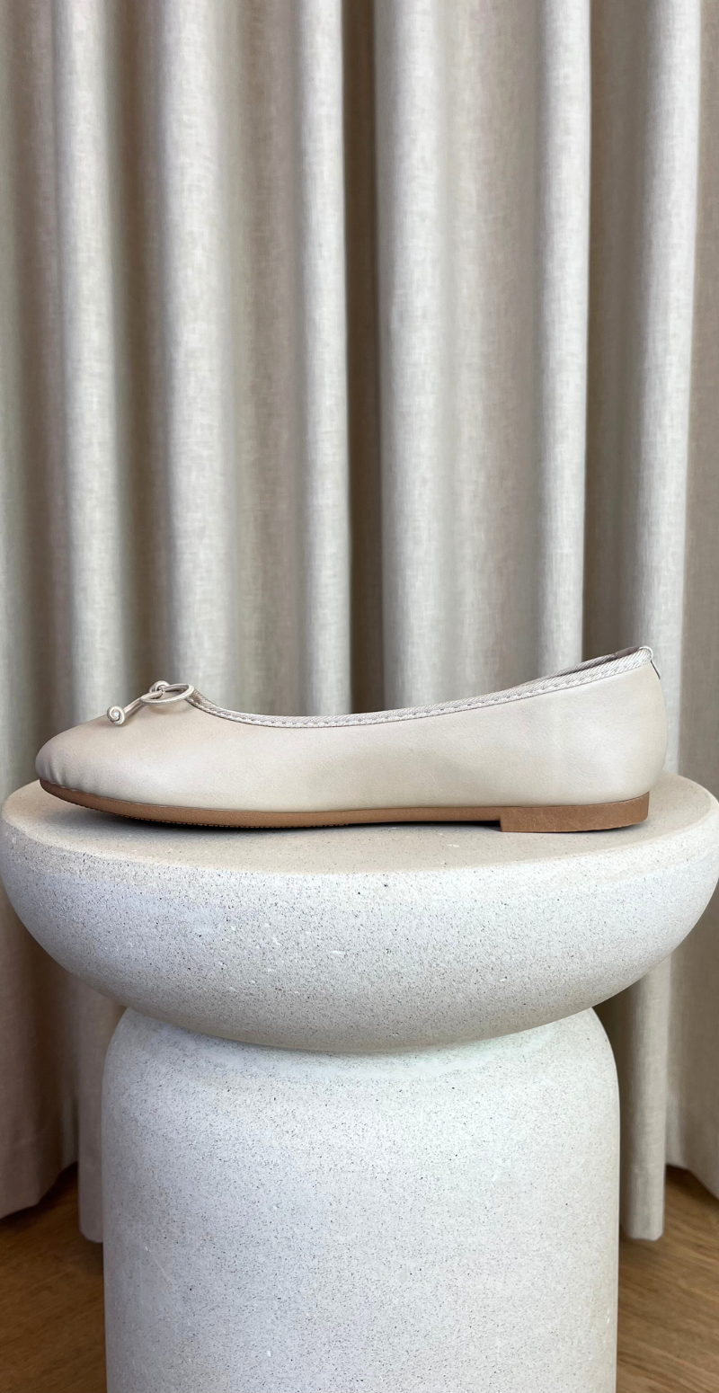 beige ballerinaer med sløjfe foran fra siden likelondon shoes
