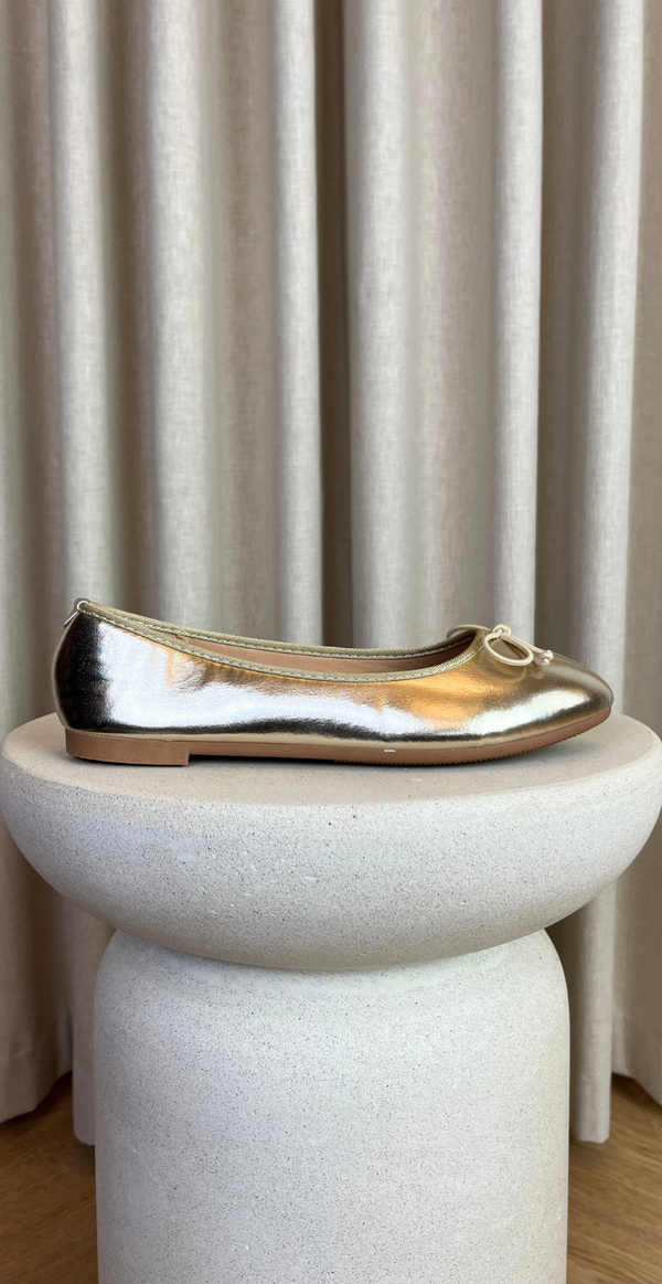 guld ballerina med sløjfe foran likelondon shoes 