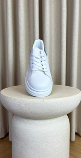 klassiske hvide sneakers med blå detaljer forfra likelondon shoes