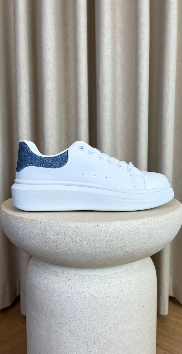 klassiske hvide sneakers med blå detaljer likelondon shoes
