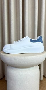 klassiske hvide sneakers med blå detaljer fra siden likelondon shoes