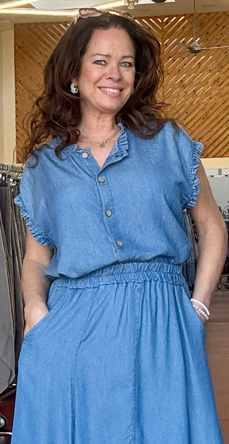 Carlen bluse uden ærmer og flæsekant medium jeans LikeLondon