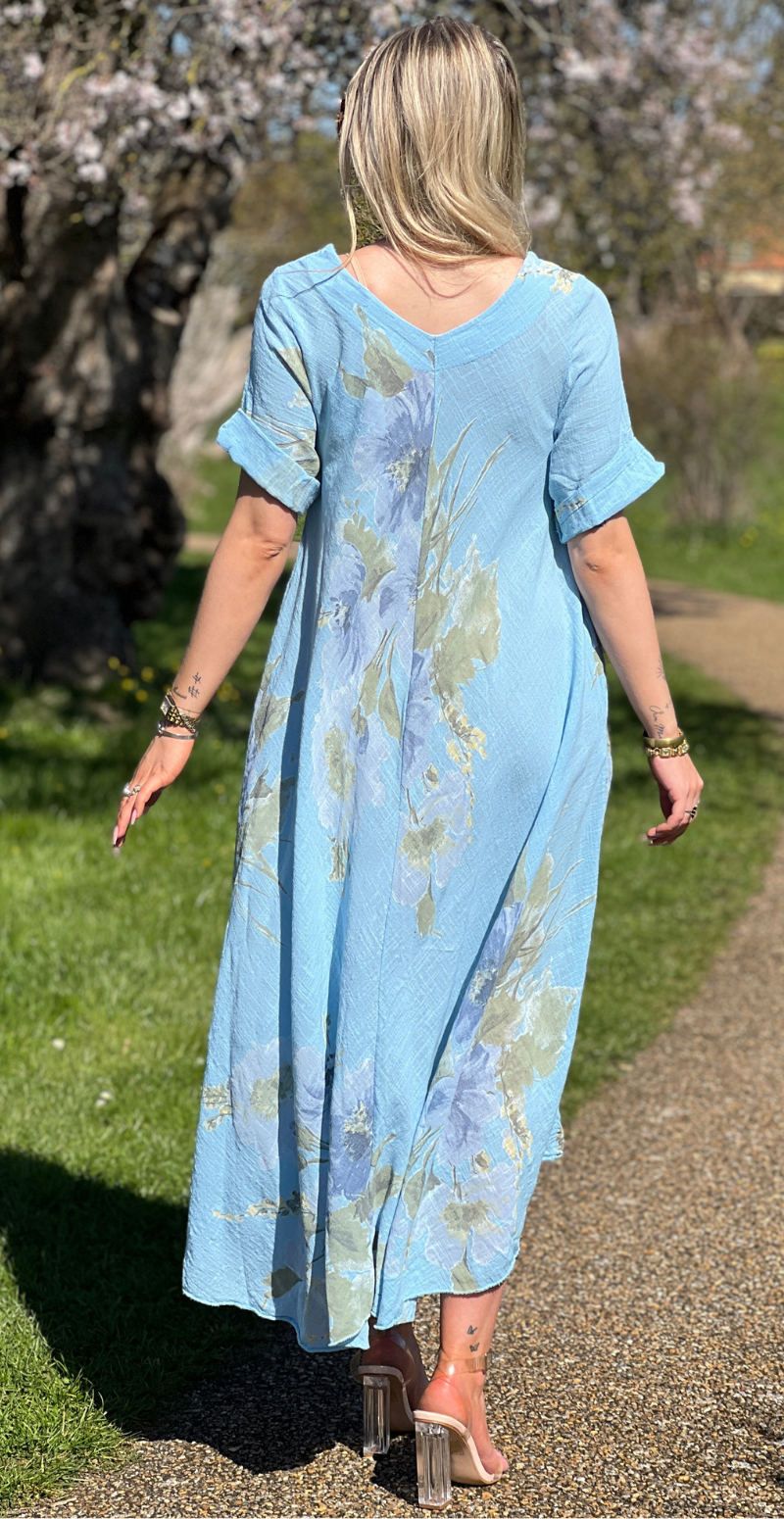 Meri lang kjole med blomsterprint og lommer sky LikeLondon