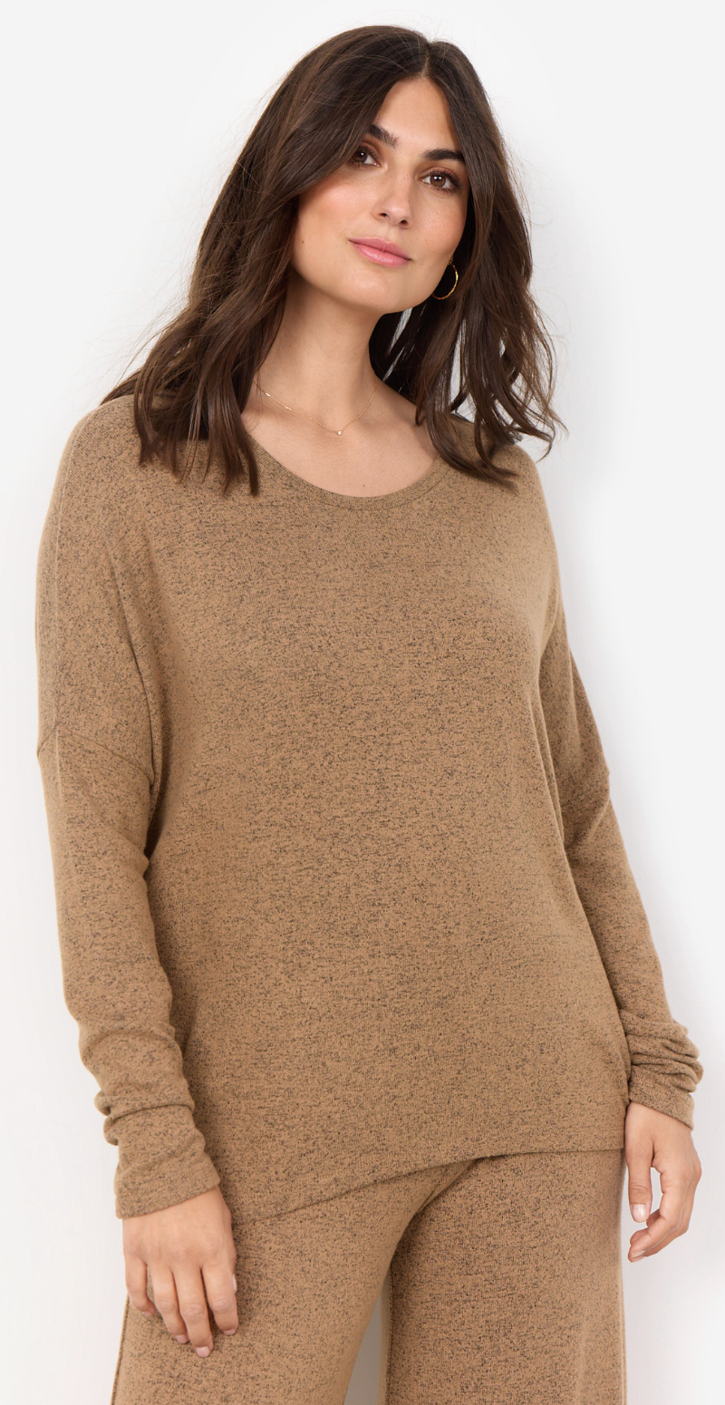 Olivia strikbluse med rund hals mocca