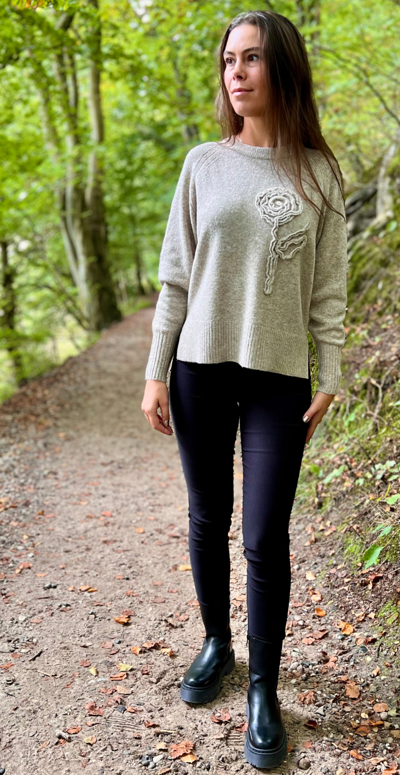 Vidoo strik pullover med broderet blomst taupe