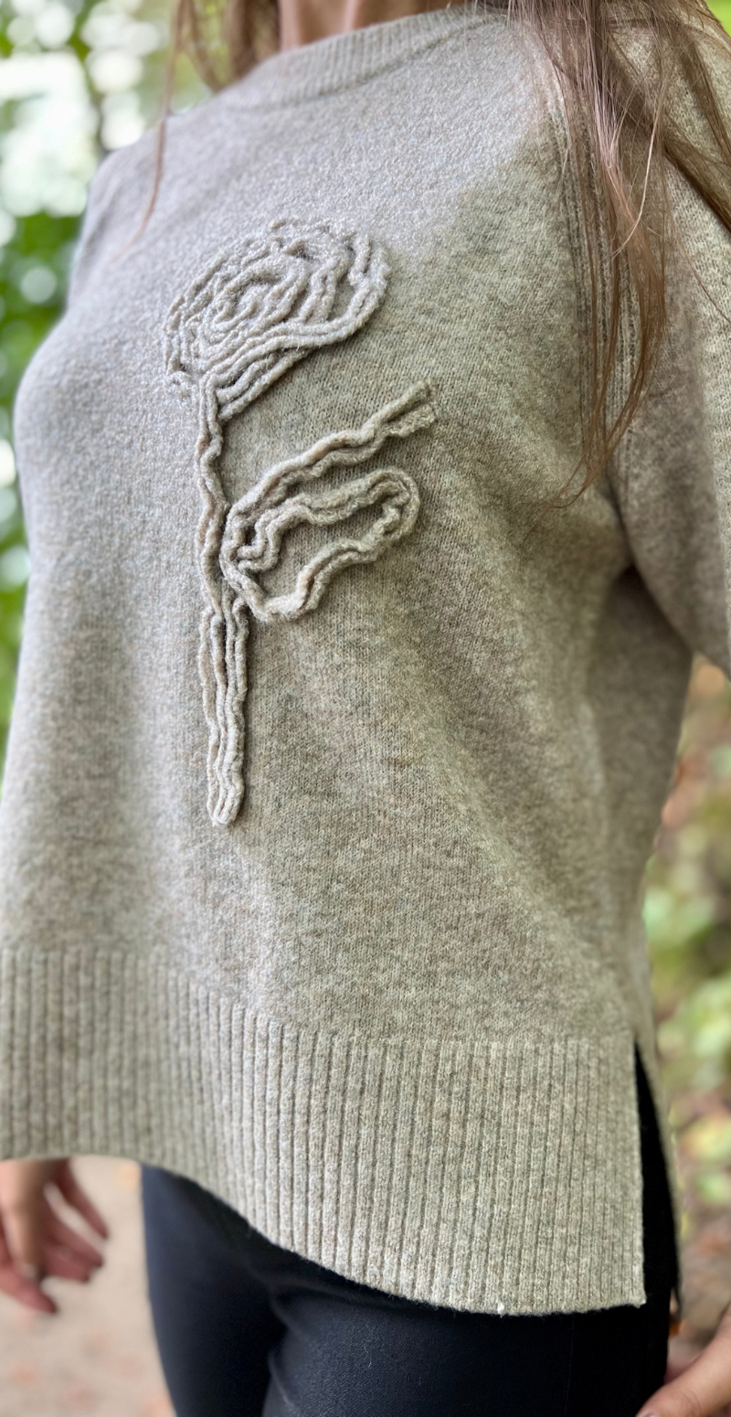 Vidoo strik pullover med broderet blomst taupe