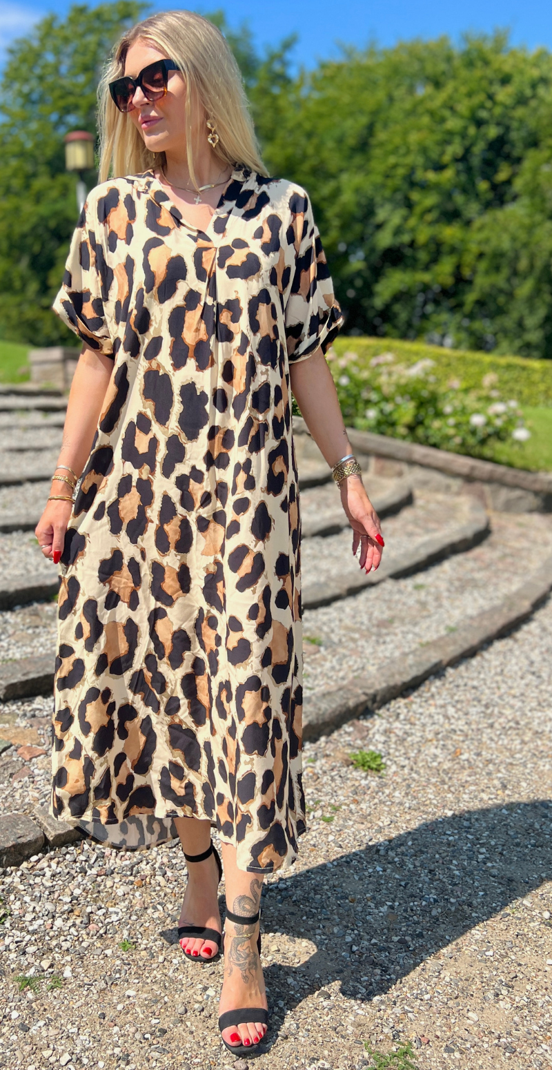 Elly lang kjole med leopard print og V-udskæring LikeLondon