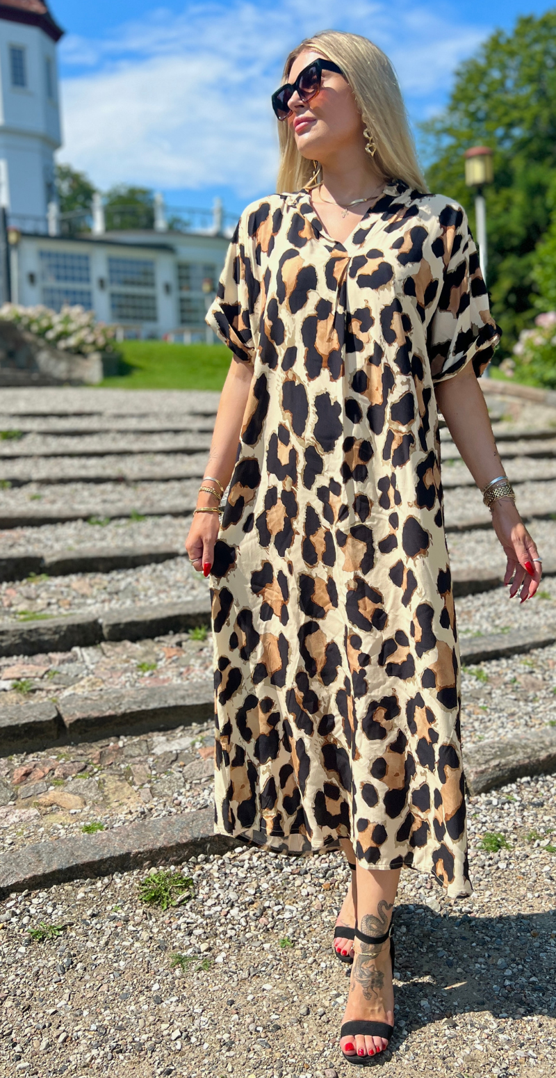 Elly lang kjole med leopard print og V-udskæring LikeLondon