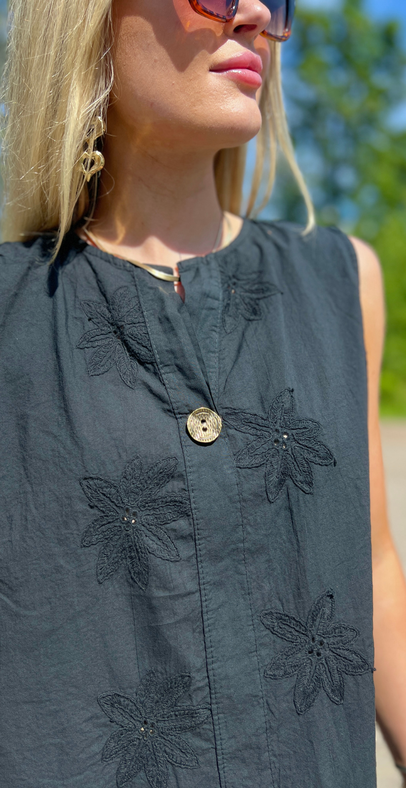 Vega ærmeløs bluse med broderi anglaise og bronzeknap sort LikeLondon