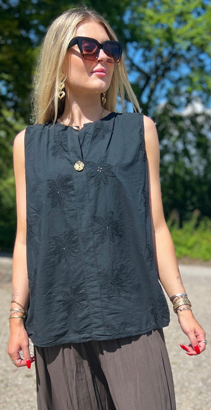 Vega ærmeløs bluse med broderi anglaise og bronzeknap sort LikeLondon