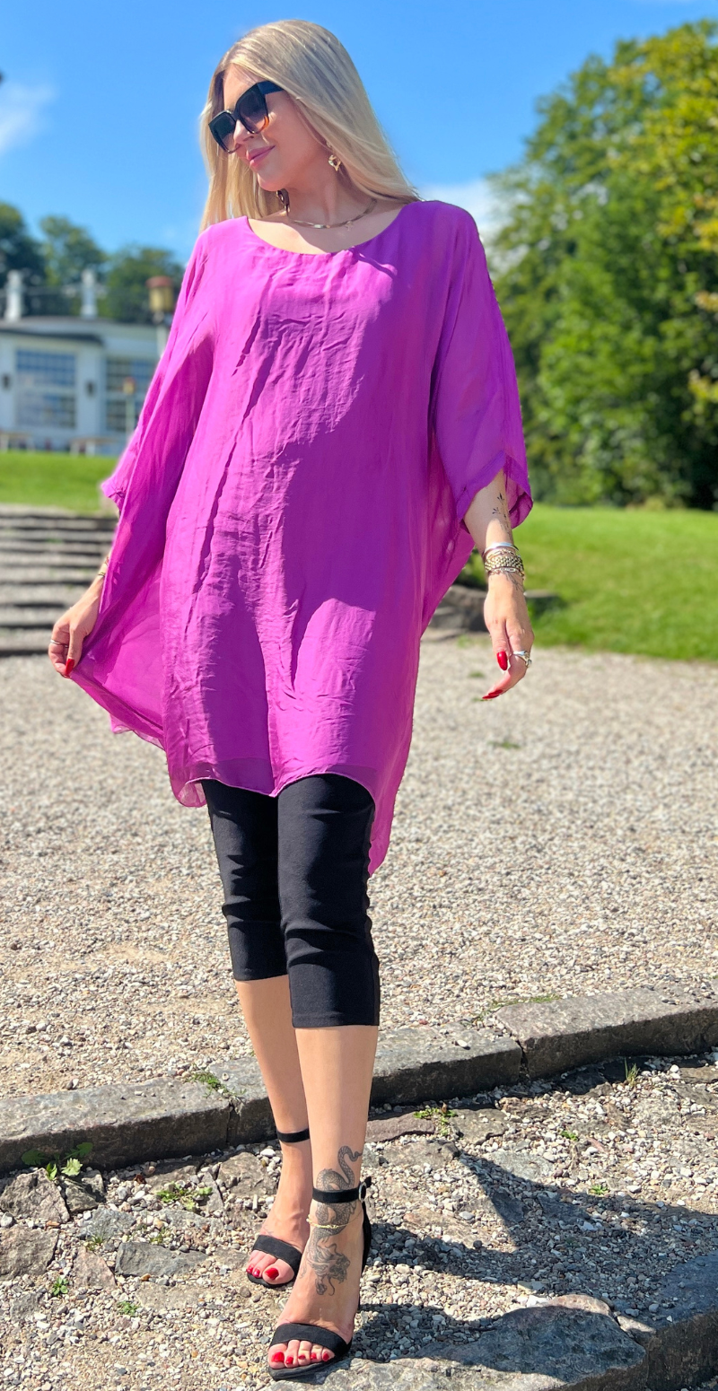 Miranda silke kjole i to lag med flagermuseærmer magenta LikeLondon