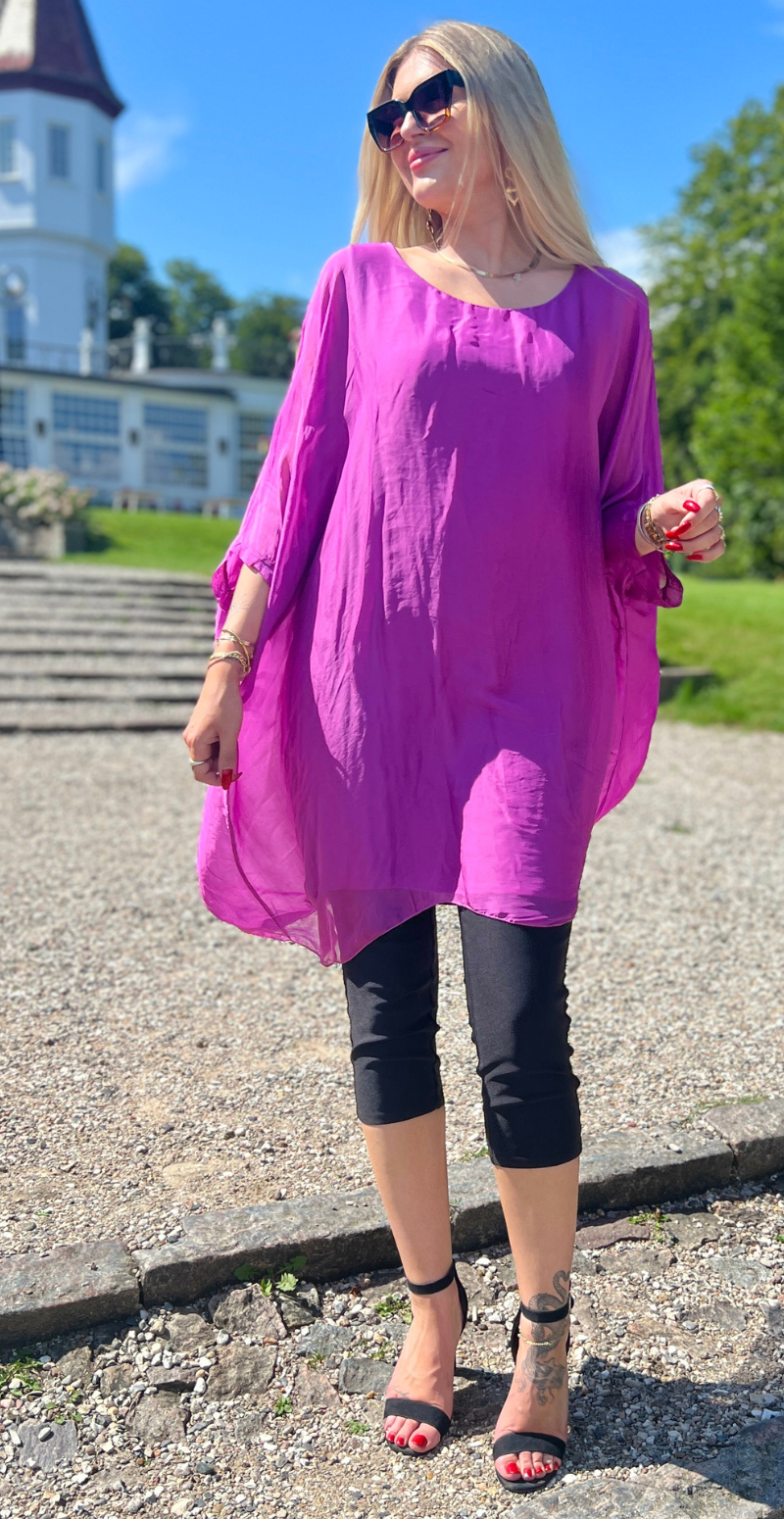 Miranda silke kjole i to lag med flagermuseærmer magenta LikeLondon