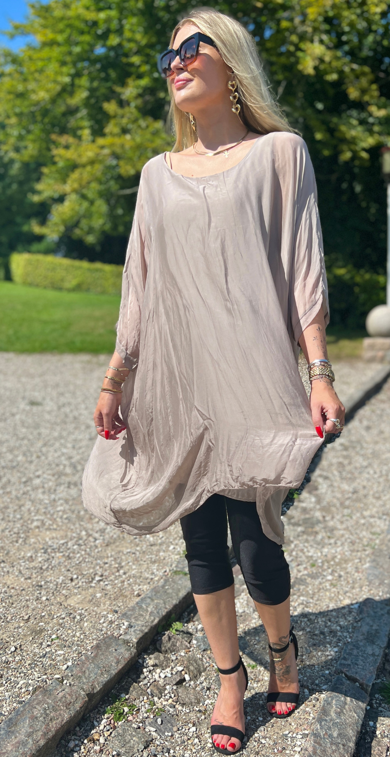 Miranda silke kjole i to lag med flagermuseærmer taupe LikeLondon