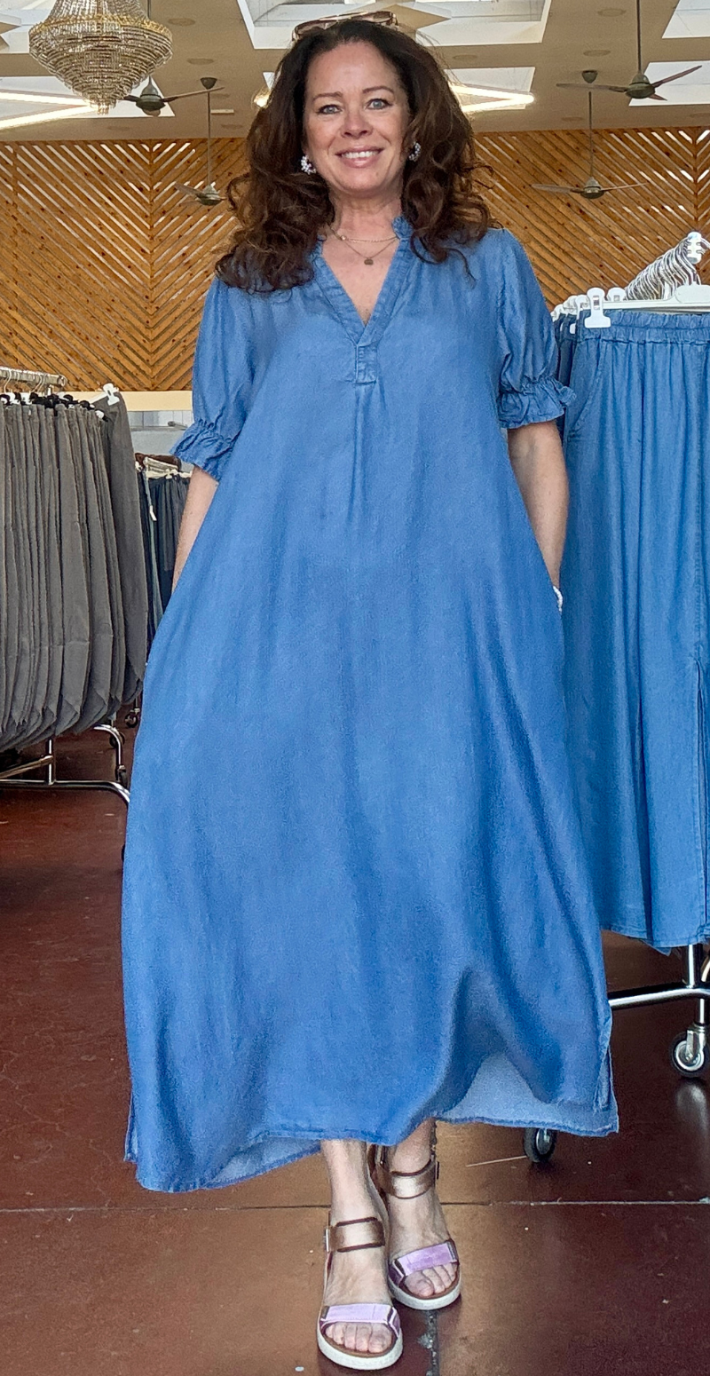 Antali lang kjole med v-hals og puf ved ærmet medium jeans LikeLondon