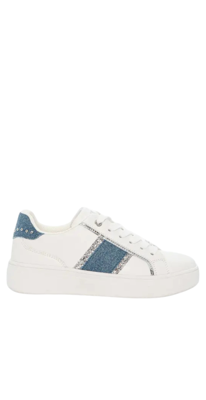 Sneakers med nitter, glitter og denim