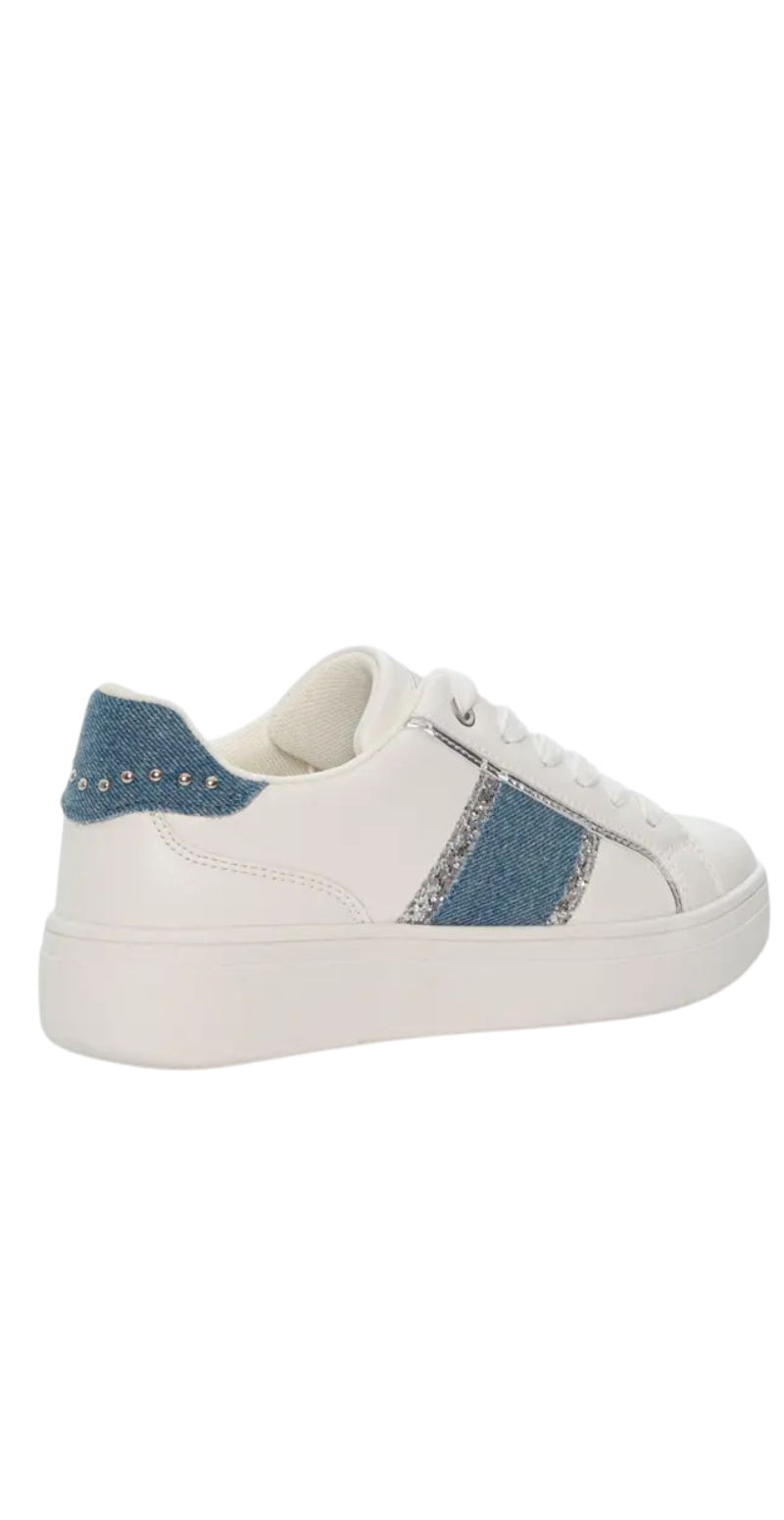 Sneakers med nitter, glitter og denim