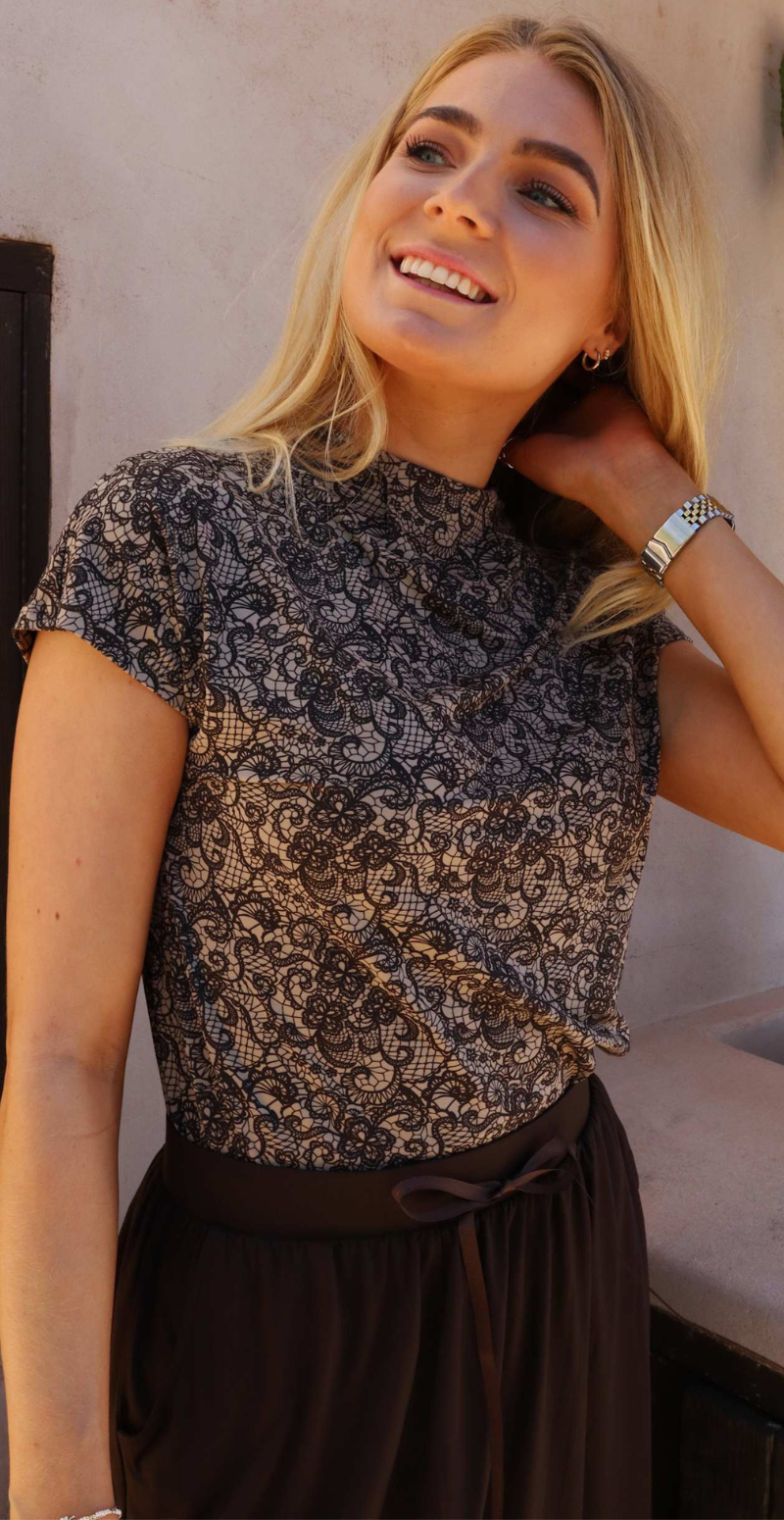 T-shirt med turtelneck mocca brown lace