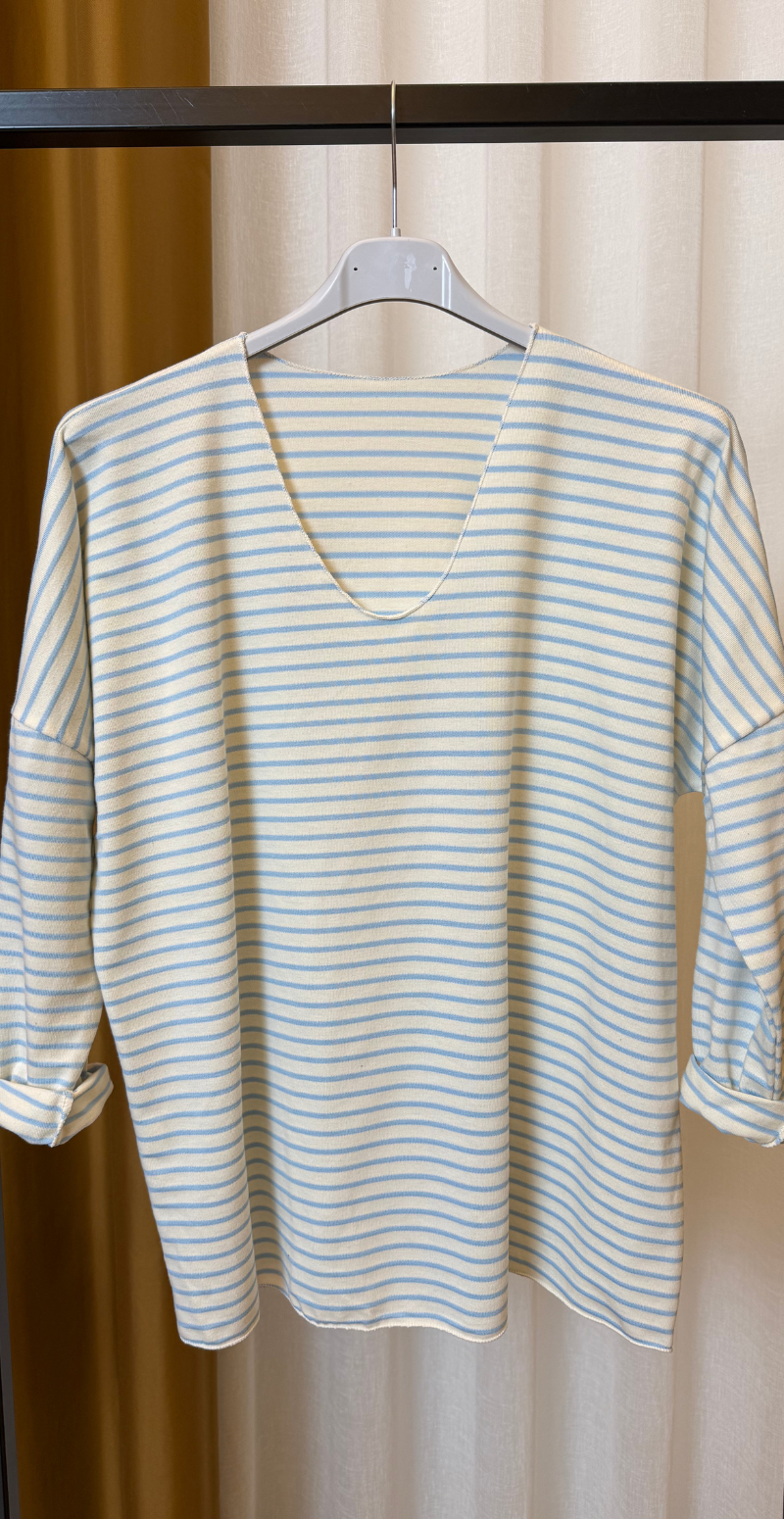 Evita bluse med v-hals og striber lysblå LikeLondon By Christina