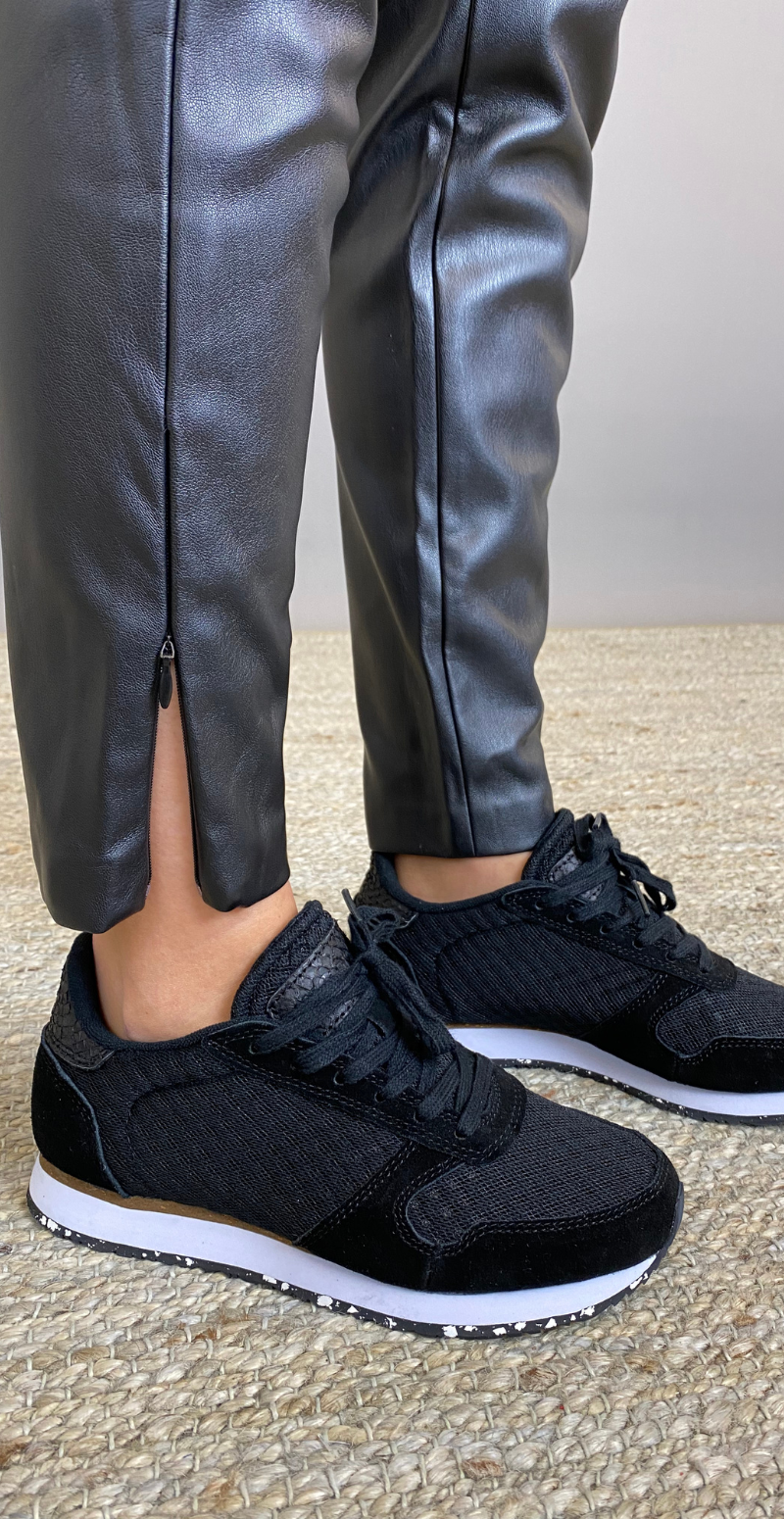 Sneakers med snørebånd og skind i sort