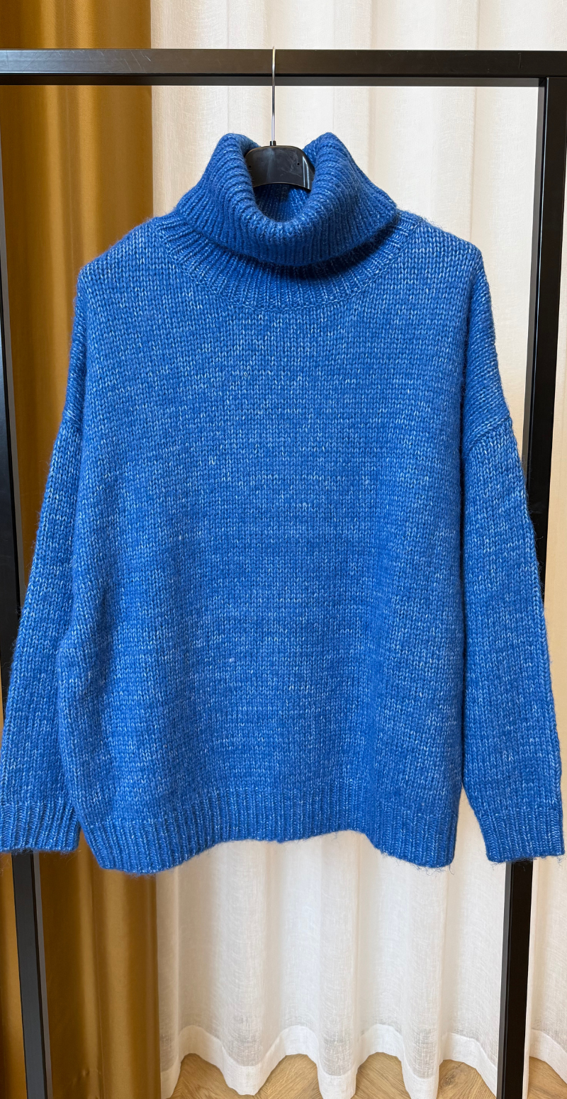 Viva strikbluse med rullekrave og ribkanter royal blue LikeLondon