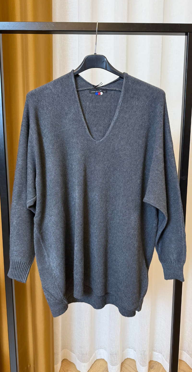 Kira strik med v-hals og rib ved ærmerne mørk grå LikeLondon