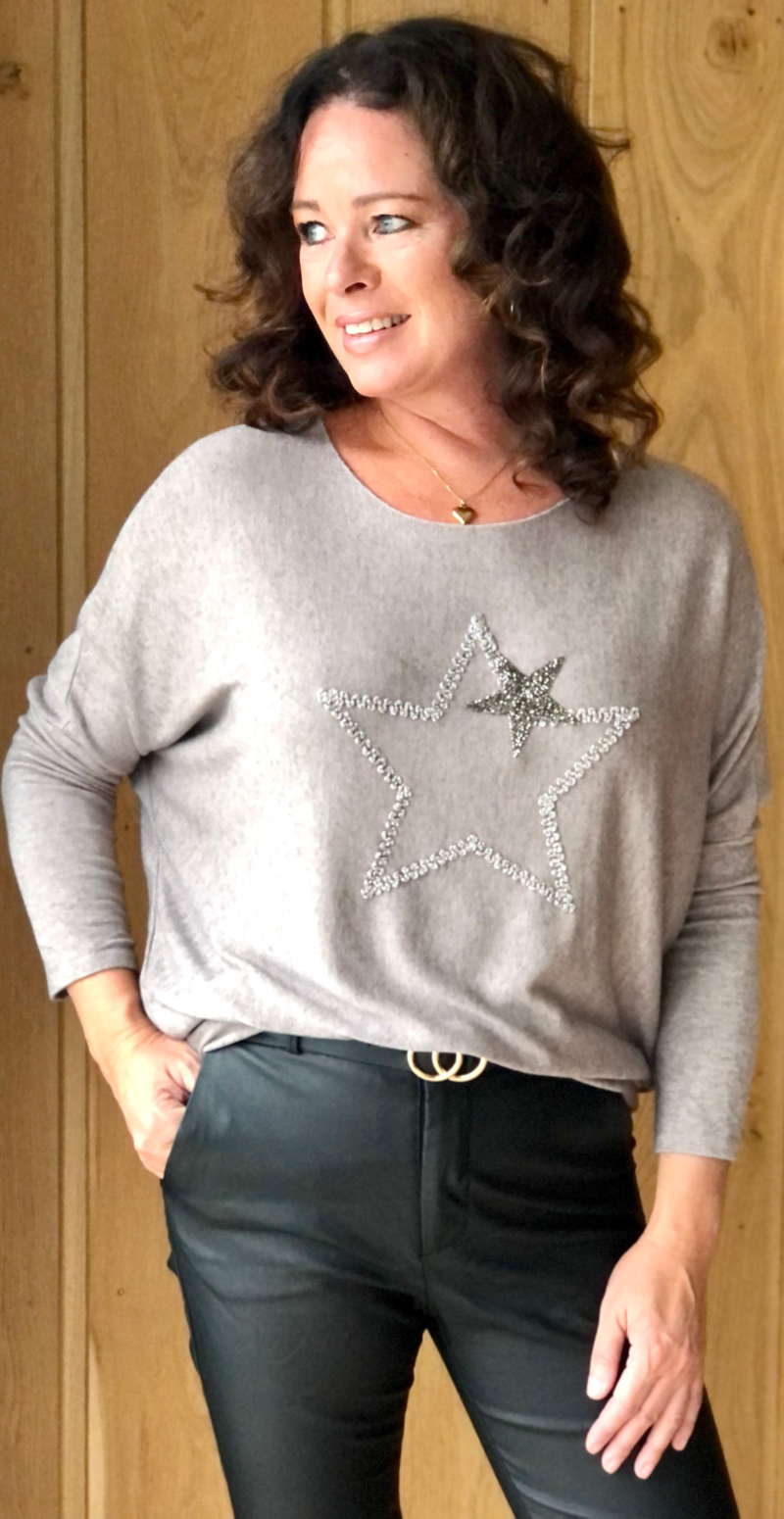 Madelene strikbluse med stjerner mocca Likelondon