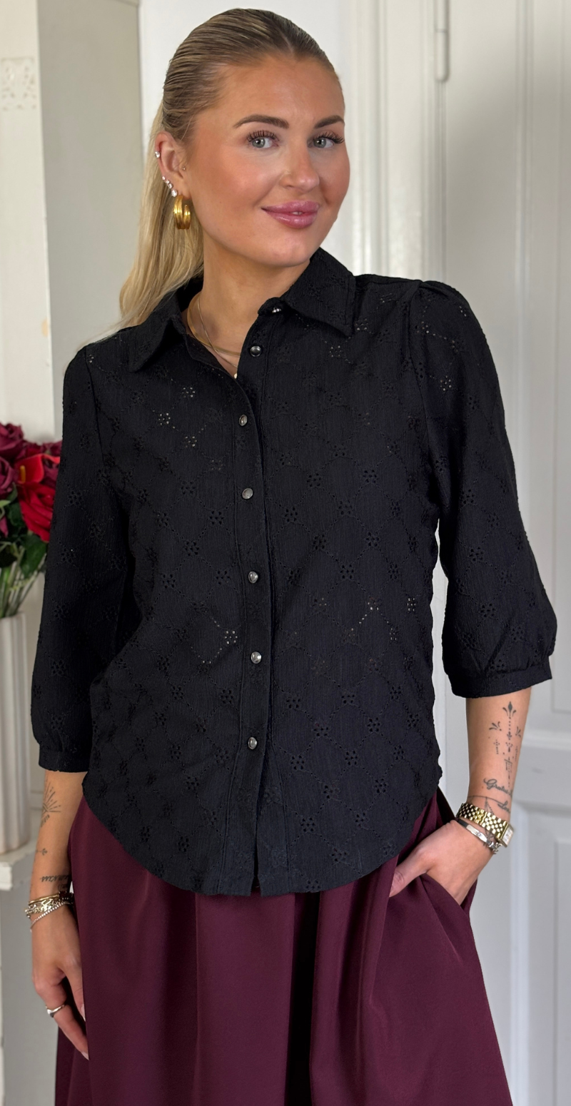 Leni bluse med hulmønster sort