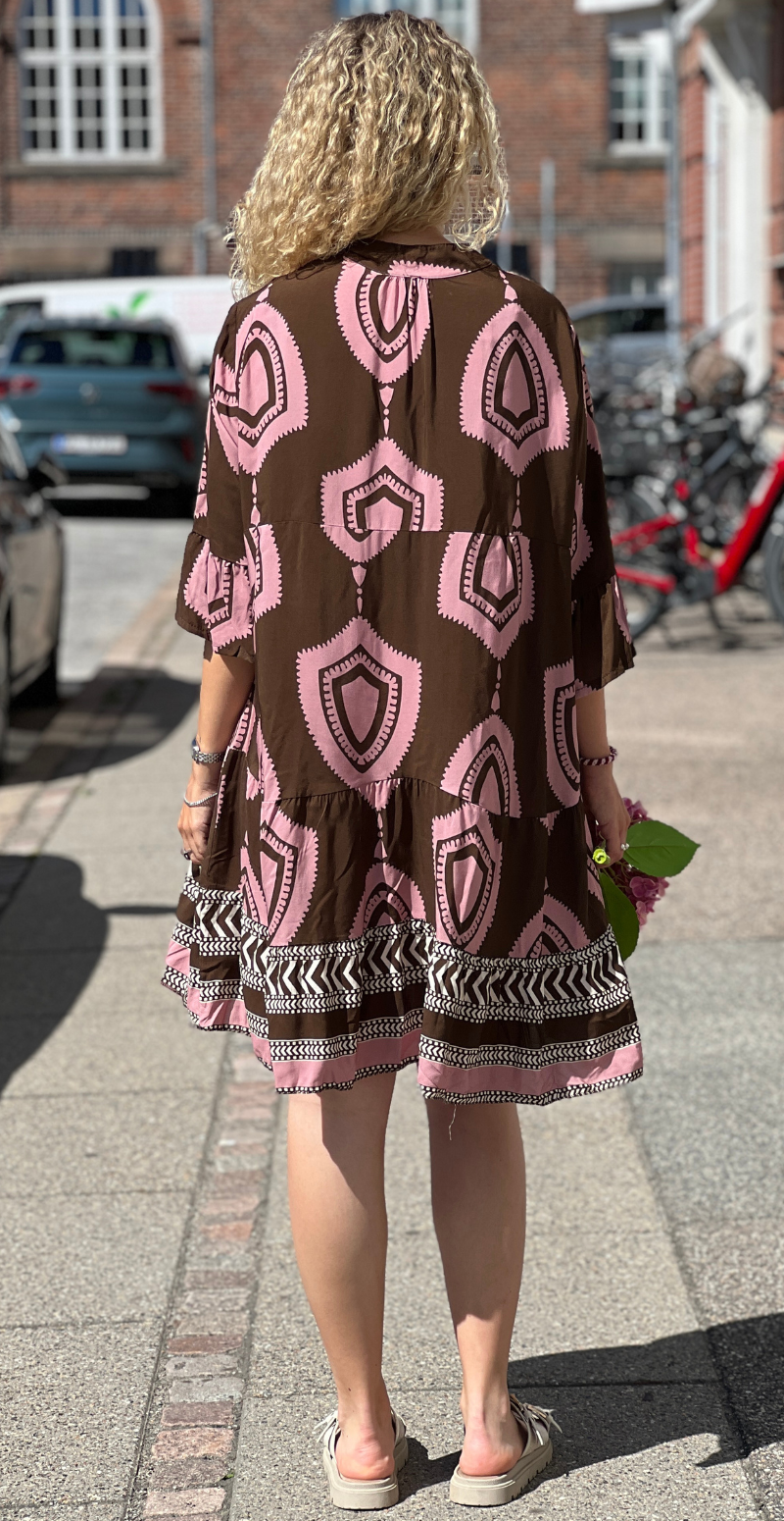 Nethe kort kjole med knapper og grafisk mønster rosa LikeLondon