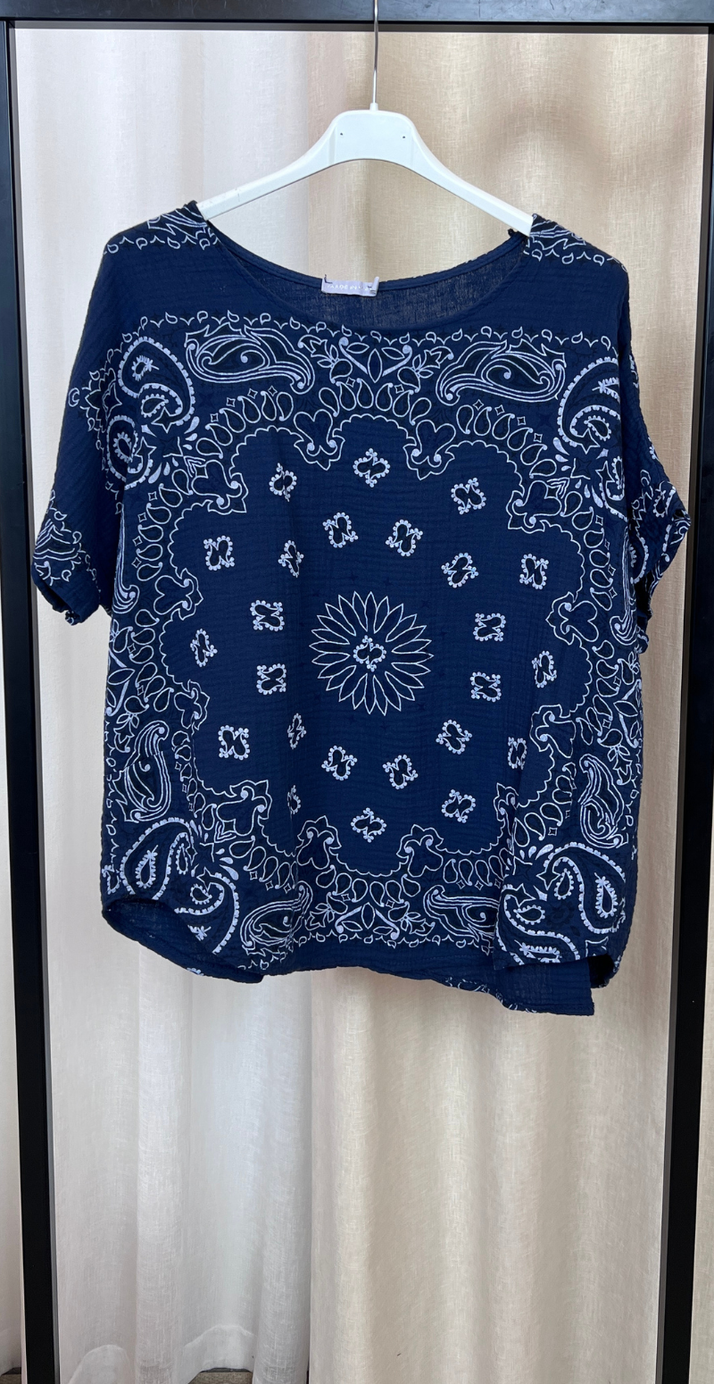 Bree sæt med bukser og bluse i musselin med paisley print navy LikeLondon