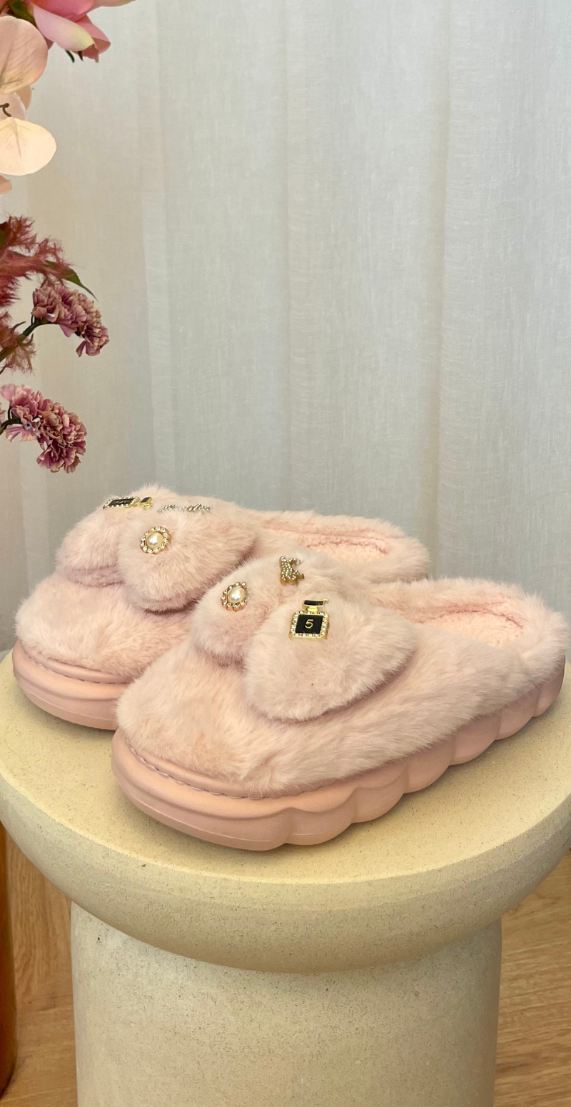 Plys hjemmesko med små vedhæng rosa LikeLondon