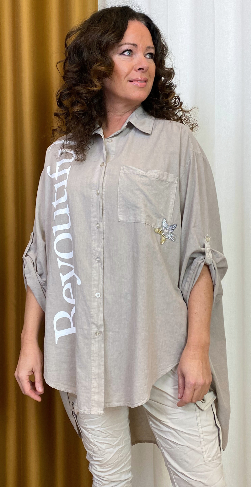 Joanne lang skjorte med tekst beige LikeLondon