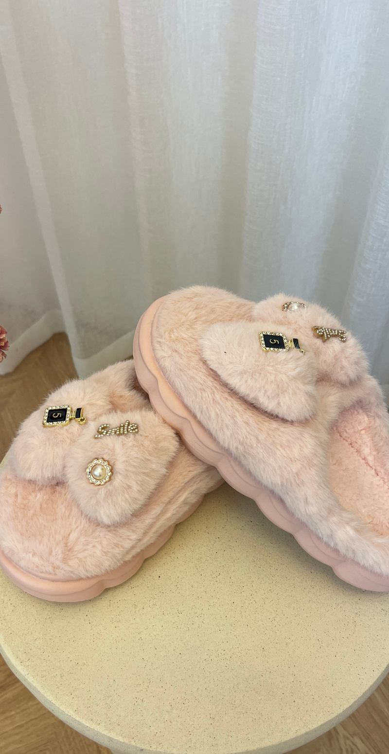 Plys hjemmesko med små vedhæng rosa LikeLondon