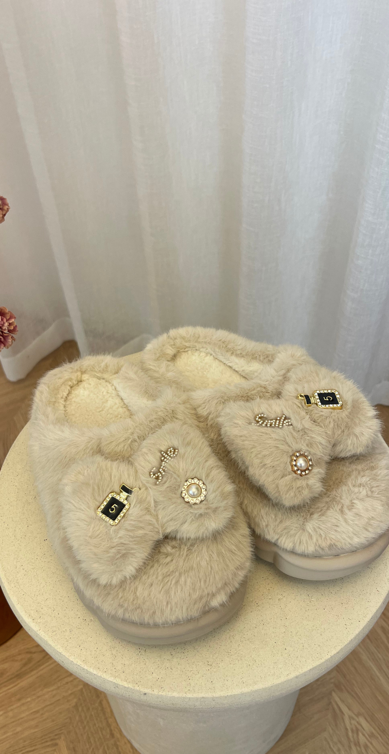 Plys hjemmesko med små vedhæng beige LikeLondon