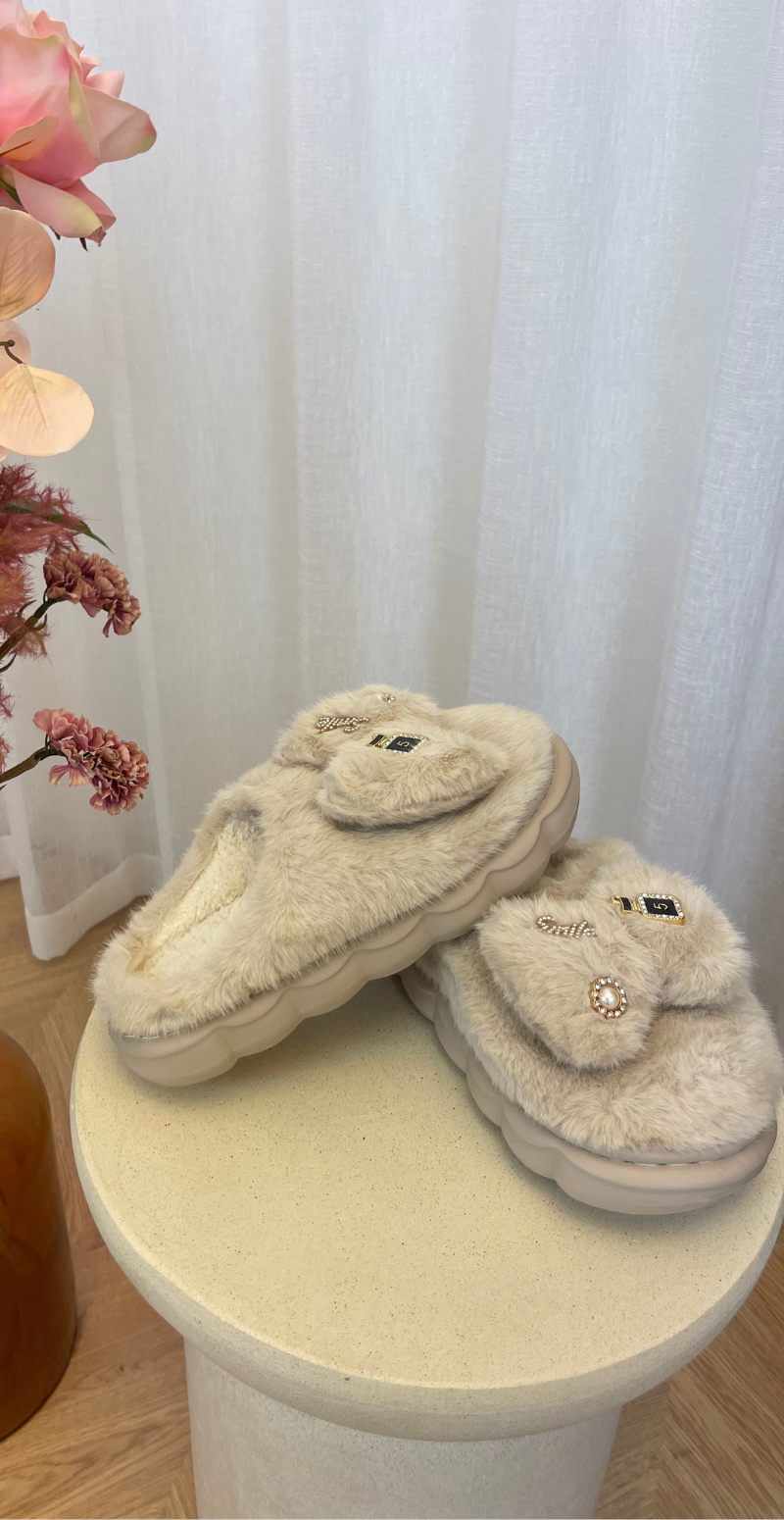 Plys hjemmesko med små vedhæng beige LikeLondon