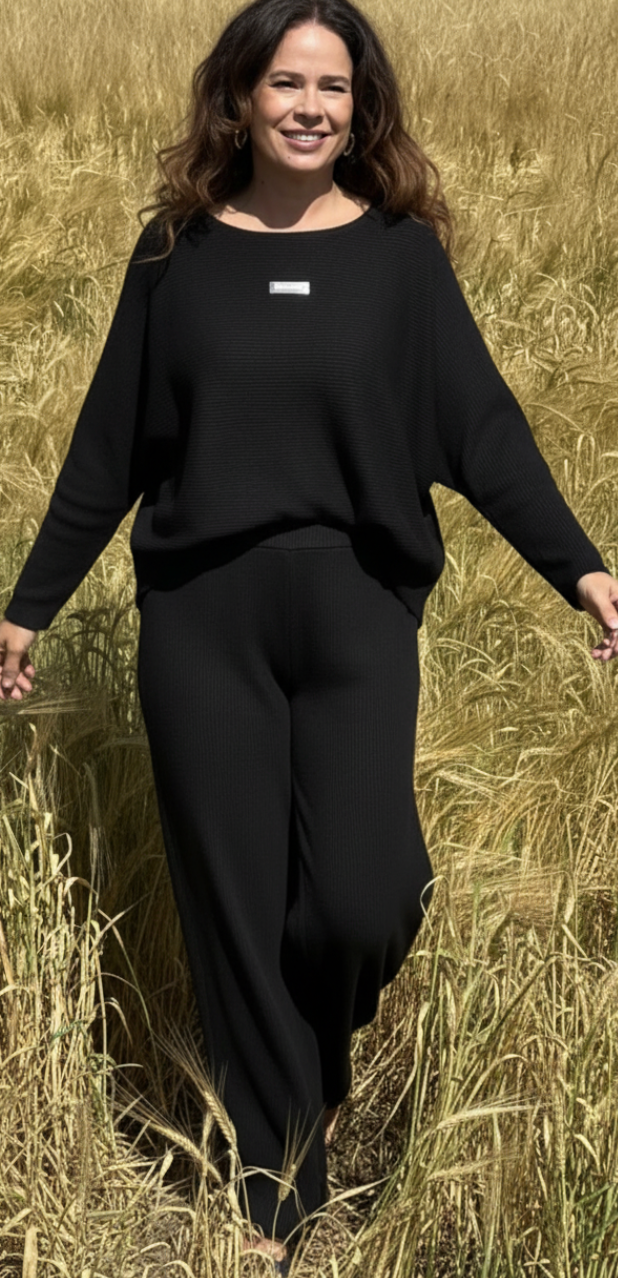 Tessie sæt med struktur og logo fortil bluse og bukser sort LikeLondon